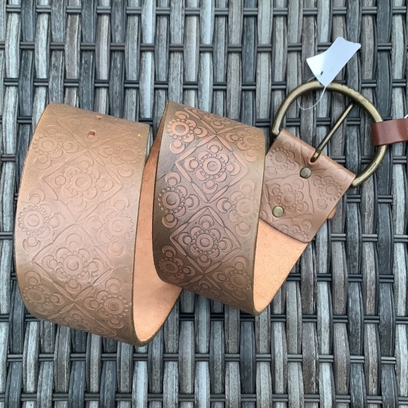 Gap Wide Light Brown Tooled Leather Belt w/ Brass Buckle main image 13